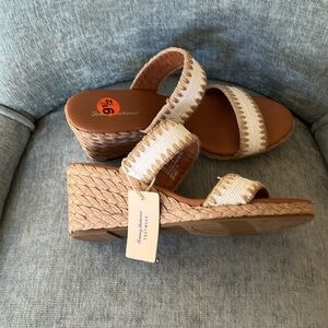 New Tommy Bahama Tan Wedge Sandals 3” rattan size 9.5